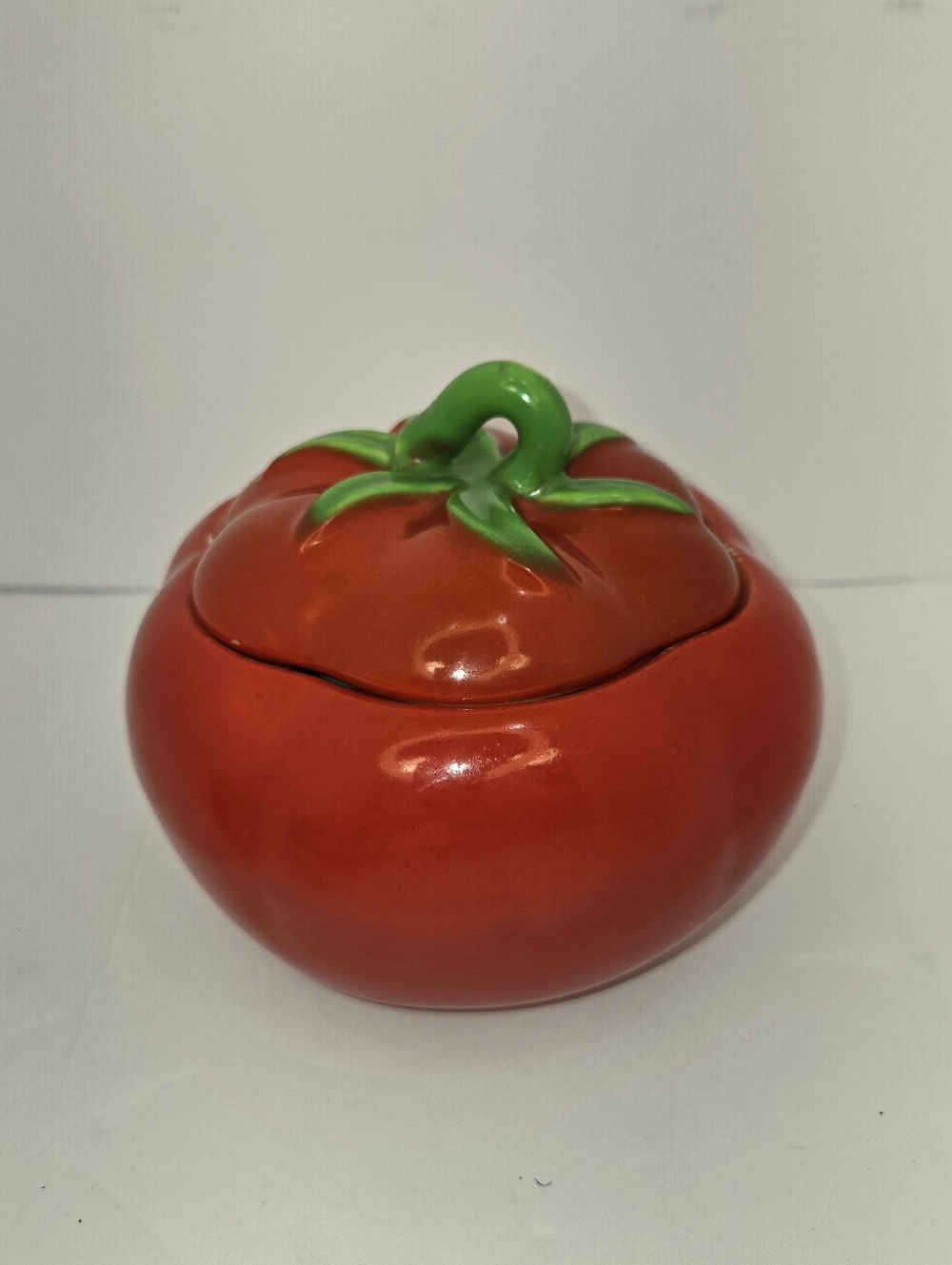 Vintage Pantry Parade tomato-shaped covered jar, likely produced in the 1940s